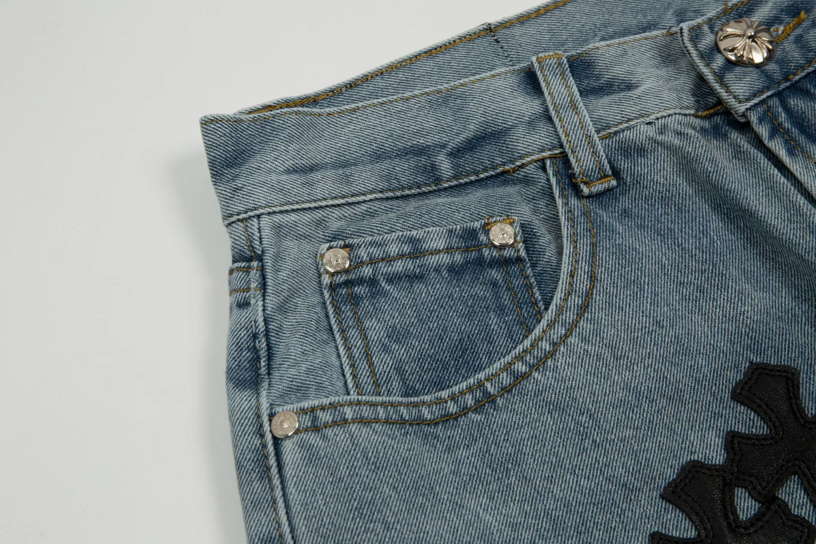 KE919#P180 The only correct leather label version on the market Chrome Hearts CH Cross embroidery distressed jeans Top ceiling quality 100% correct version The correct version is here!  Believe me this must be the best quality you will ever come across! ! Excellent value for money! !  Styles with different washes and textures are very friendly to people with thin legs and thick legs. The straight version is very flattering to the shape of the legs. The moderate length is timeless and easy to match. It is the basis of various styles and a must-have in the wardrobe! ! Add a little stacking to easily control the clean fit trend that has exploded this year. The fabric is stiff but also makes the upper body soft without losing texture. The sides and cuffs of some styles have a bone-wash effect. The vintage flavor pops up all at once. It’s really hard not to love it! ✅Correctly customize the Croxin metal leather label on the back panel. It is not sold directly with the cross on the finished jeans. 1:1 copying strives for excellence and the details are perfectly grasped. ✅The cross leather label is clear and smooth. Exquisite turning top craftsmanship. ✅Buttons, zippers and hardware are all customized versions of the Croxin LOGO. ✅High-cost washing process. Size: 28 30 32 34 36 (5 sizes)